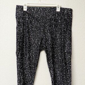 MARIKA Black and White Printed Abstract Cropped Leggings - Size 1X